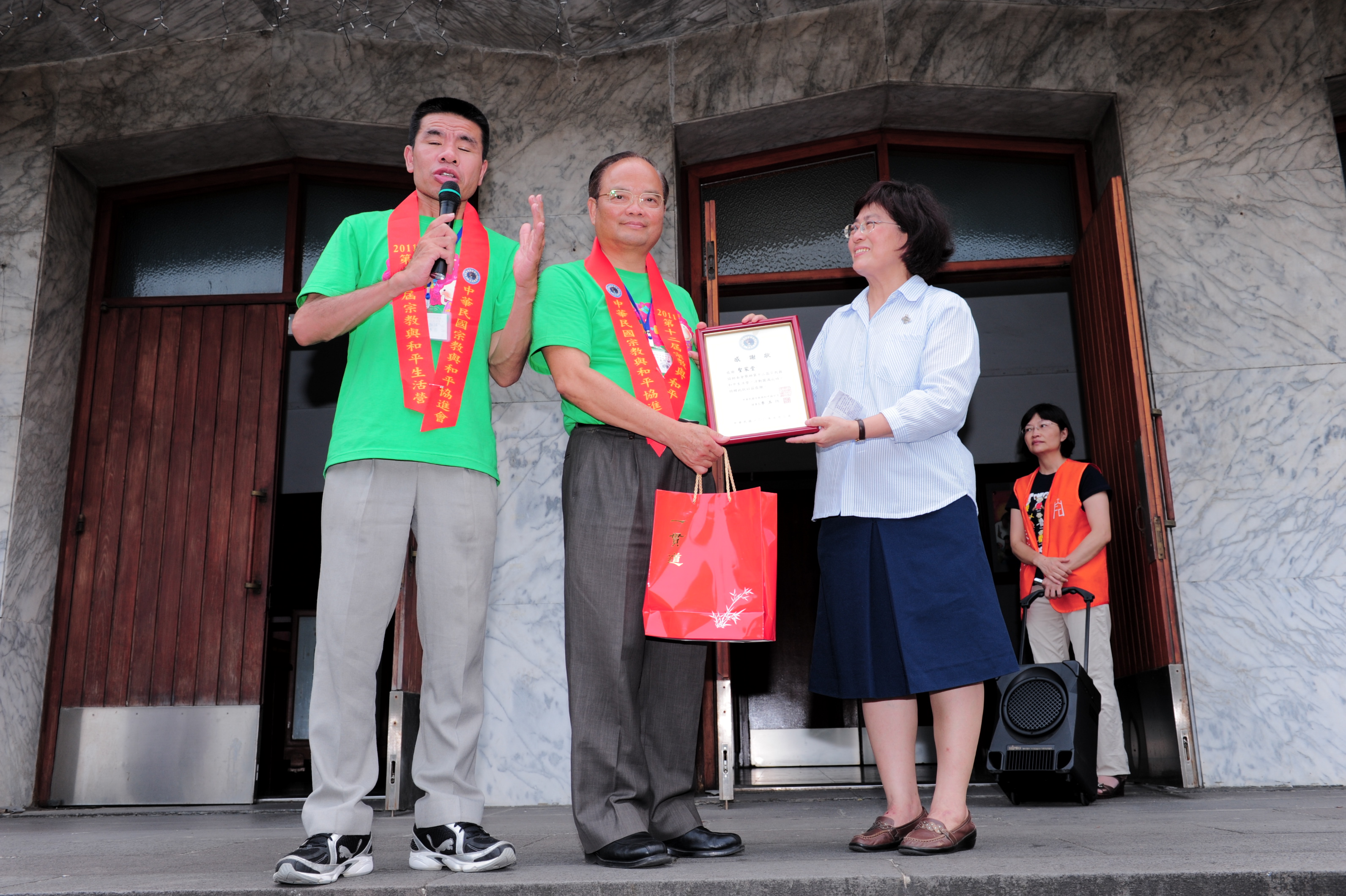 22.張秘書長致贈感謝狀給聖家堂 拷貝